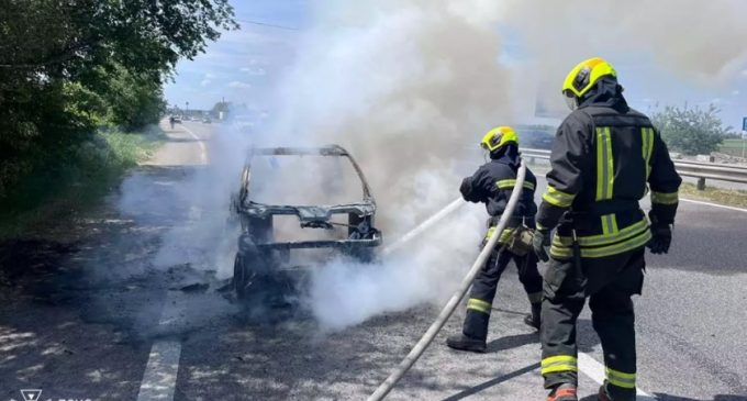 У Дніпровському районі вогнеборці загасили палаючий автомобіль