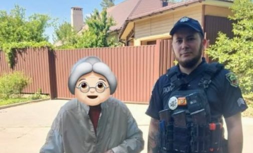 У Запоріжжі патрульні допомогли літній жінці знайти шлях додому