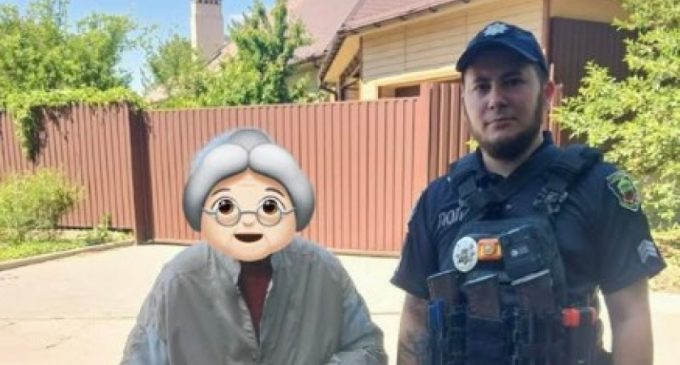У Запоріжжі патрульні допомогли літній жінці знайти шлях додому