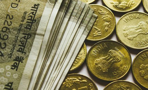Індійська рупія знецінилася через загострення конфлікту з Пакистаном