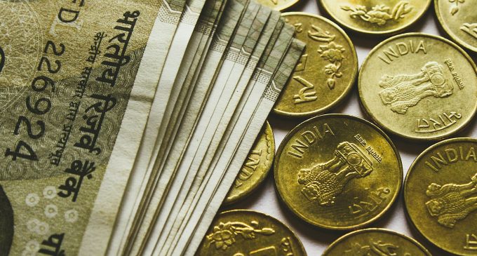 Індійська рупія знецінилася через загострення конфлікту з Пакистаном
