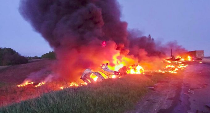 На Сумщині зіткнулися дві вантажівки: водії згоріли у пожежі