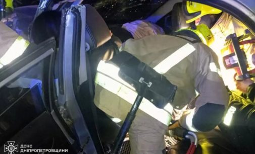 У Кривому Розі сталася ДТП: травмовано 6 осіб, двох людей затисло в салоні легковика
