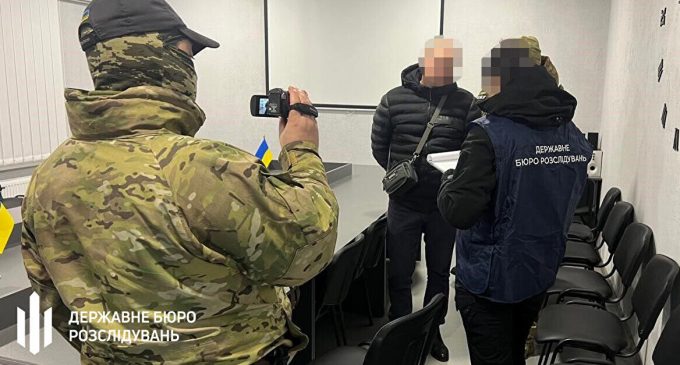 Під суд віддали посадовця колонії, який зливав РФ дані засуджених, які вступили до лав ЗСУ