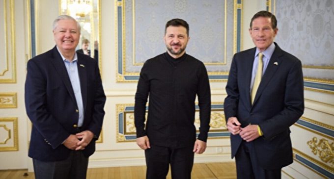 Зеленський зустрівся з сенаторами США, які просувають “розгромні” санкції проти РФ