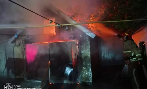 У Синельниківському районі вночі згорів гараж