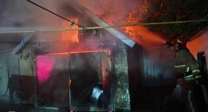 У Синельниківському районі вночі згорів гараж