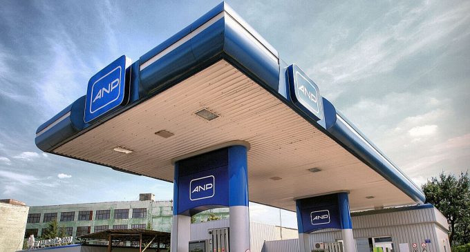Відома мережа АЗС може купити близько 400 заправок Коломойського – ЗМІ