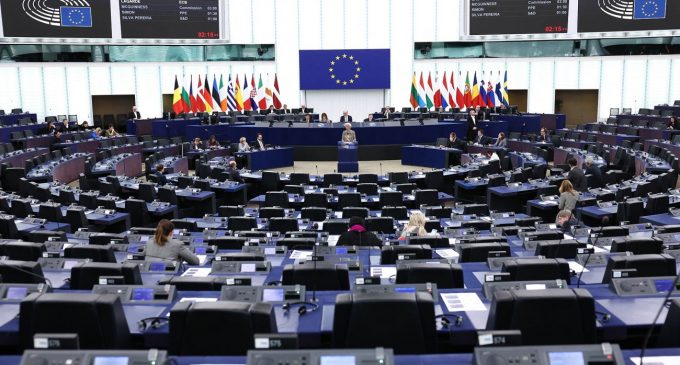 ЄС готує зниження “стелі” на нафту для РФ: ЗМІ дізналися що увійде в 18-й пакет санкцій