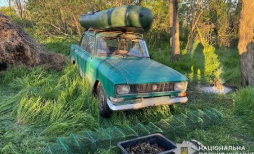 Незаконно виловив раків та риби майже на мільйон гривень під час нерестової заборони: поліцейські водної поліції Дніпра викрили порушника
