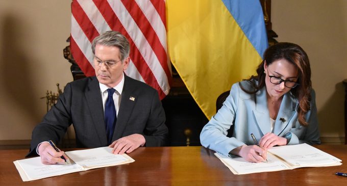Україна та США підписали угоду про копалини: основні положення