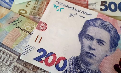 Зарплати в Україні за рік зросли на чверть: кому платять найбільше