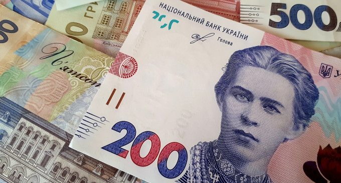 Зарплати в Україні за рік зросли на чверть: кому платять найбільше