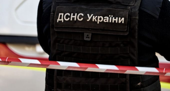 РФ вдарила касетними боєприпасами по селу на Сумщині: відео наслідків