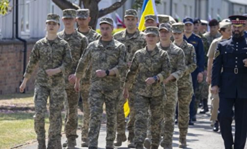 Українські військові приєднаються до ходи з нагоди Дня Перемоги Британії