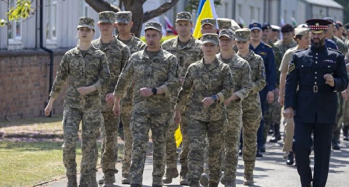 Українські військові приєднаються до ходи з нагоди Дня Перемоги Британії