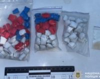 130 сліп-пакетів із наркотиками: поліцейські Дніпра повідомили про підозру 28-річному чоловіку