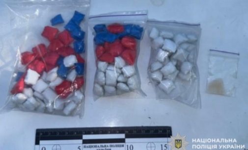 130 сліп-пакетів із наркотиками: поліцейські Дніпра повідомили про підозру 28-річному чоловіку