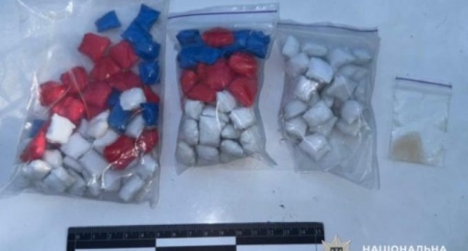 130 сліп-пакетів із наркотиками: поліцейські Дніпра повідомили про підозру 28-річному чоловіку