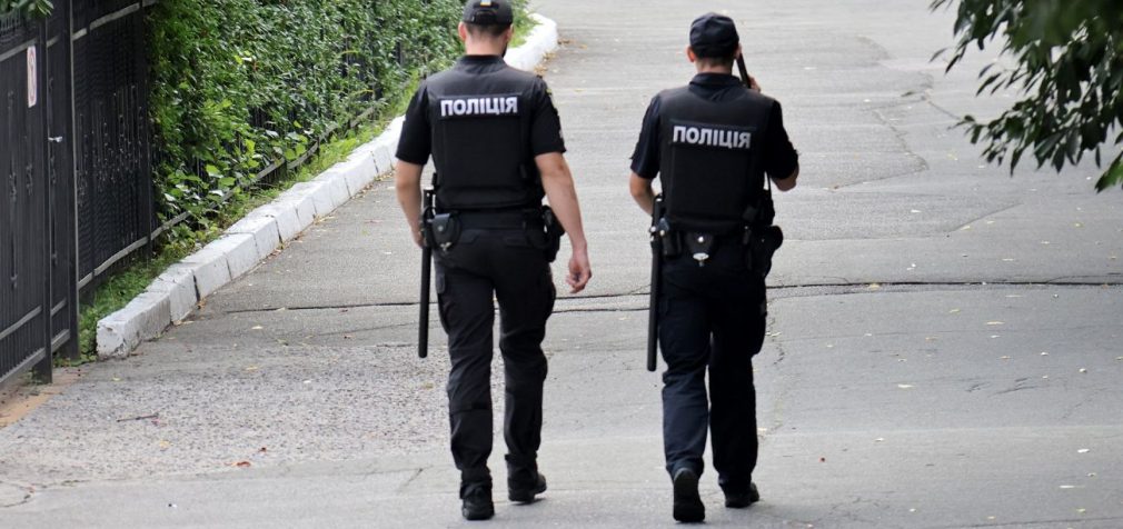 В Одесі на Куликовому полі чоловік з ножами поранив чотирьох поліцейських: перші деталі