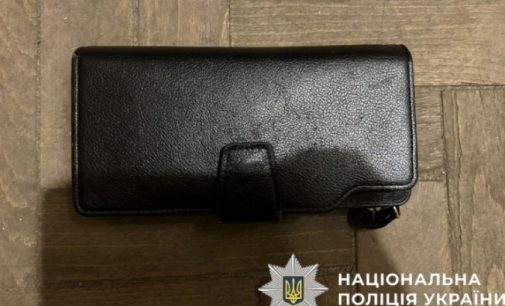 У Кам’янському поліцейські затримали раніше судимого чоловіка, який пограбував літню жінку