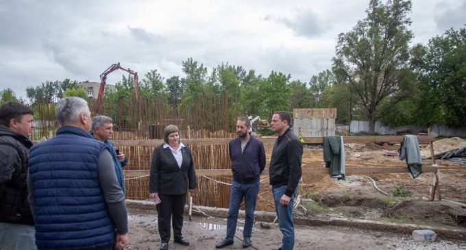 У Камʼянському продовжують покращувати стан укриттів у навчальних закладах
