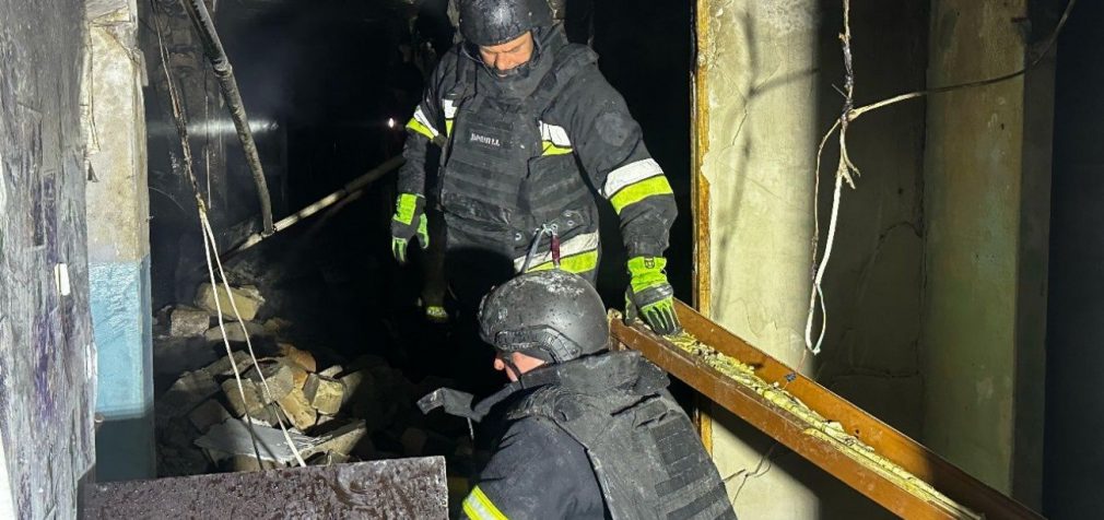 “У мене син горить там”. Поліція показала перші хвилини після удару РФ по Запоріжжю