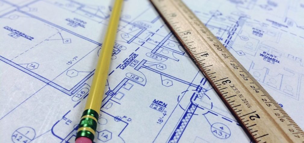 Сусід звів прибудову у дворі багатоповерхівки? Адвокат пояснив, як змусити її демонтувати