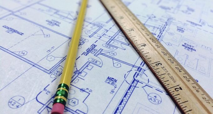 Сусід звів прибудову у дворі багатоповерхівки? Адвокат пояснив, як змусити її демонтувати