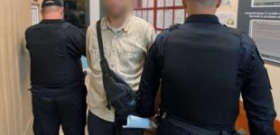 Працівники кримінальної поліції затримали 43-річного підозрюваного у пограбуванні жінки у місті Дніпро