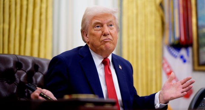Трамп поскаржився на “впертого” Зеленського і знайшов, чим дорікнути Путіну