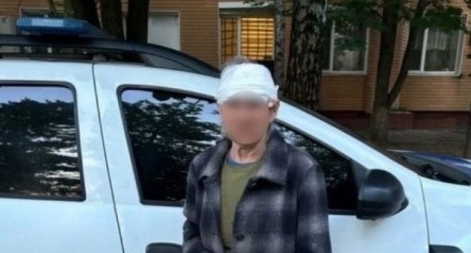 У м. Самар поліцейські допомогли літній жінці, яка травмувалась на зупинці