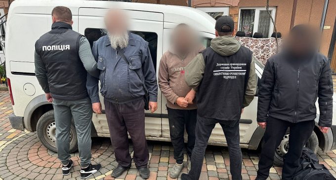 На Закарпатті двох служителів УПЦ МП підозрюють у переправленні чоловіків за кордон