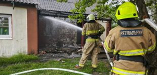 У Дніпровському районі вогнеборці врятували на пожежі двох людей