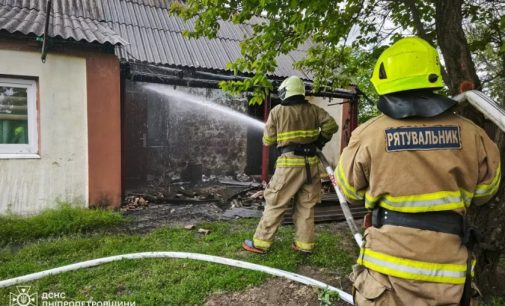 У Дніпровському районі вогнеборці врятували на пожежі двох людей
