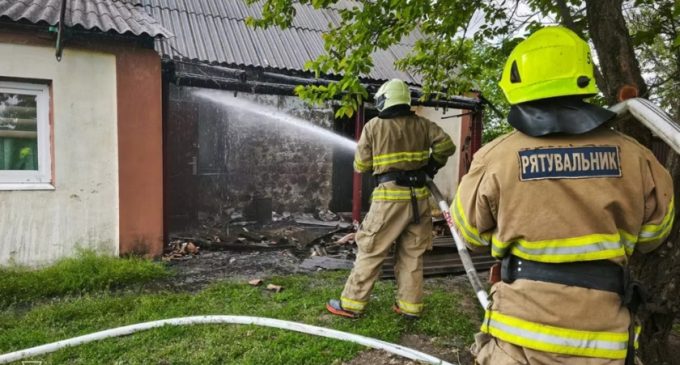 У Дніпровському районі вогнеборці врятували на пожежі двох людей