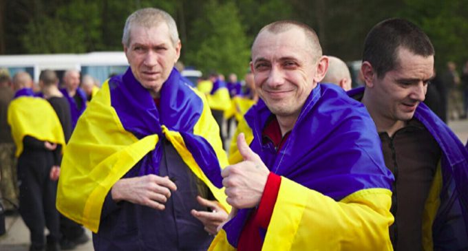 Україна повернула з полону 390 людей: з’явилися перші відео
