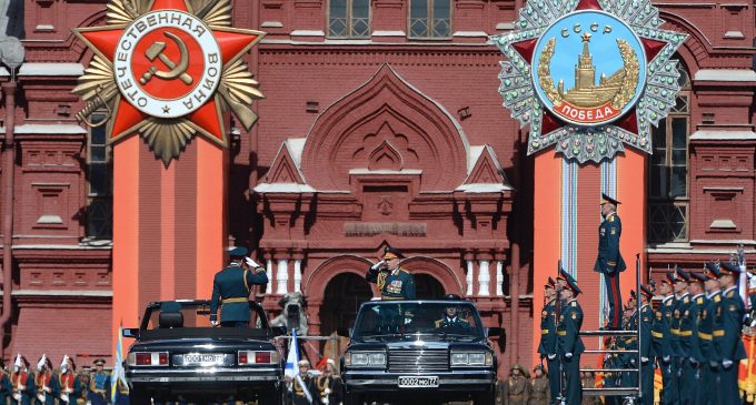 Парадом 9 травня Путін маскує економічні та дипломатичні тріщини РФ – NYT