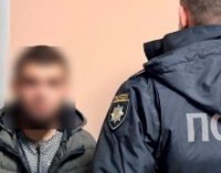 Зірвав з шиї перехожої золотий ланцюжок та втік: у Дніпрі затримали підозрюваного у пограбуванні