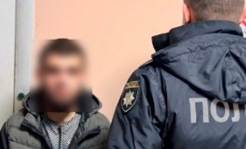 Зірвав з шиї перехожої золотий ланцюжок та втік: у Дніпрі затримали підозрюваного у пограбуванні