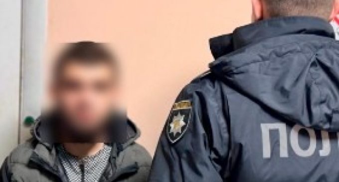 Зірвав з шиї перехожої золотий ланцюжок та втік: у Дніпрі затримали підозрюваного у пограбуванні