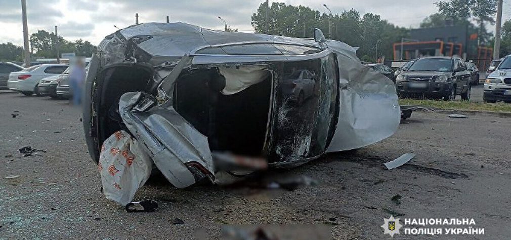 У Полтаві авто влетіло в паркування: постраждали п’ятеро людей, пошкоджено машини