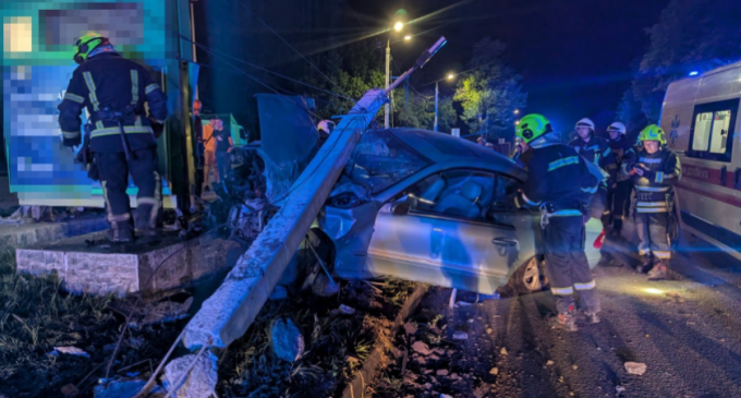 Рятувальники Запоріжжя деблокували мотоцикліста, який опинився під легковиком внаслідок ДТП