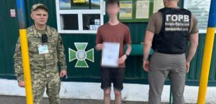 На кордоні зупинили ще одного втікача з підробленими документами