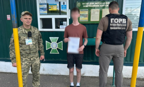 На кордоні зупинили ще одного втікача з підробленими документами