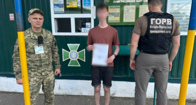 На кордоні зупинили ще одного втікача з підробленими документами
