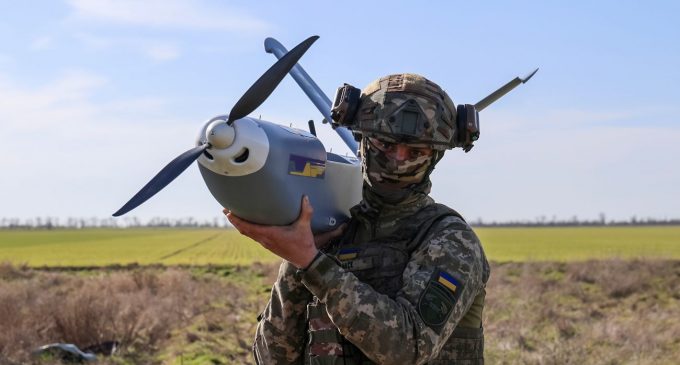 Чорний дим аж до неба: Сили оборони спалили російський товарняк з пальним (відео)