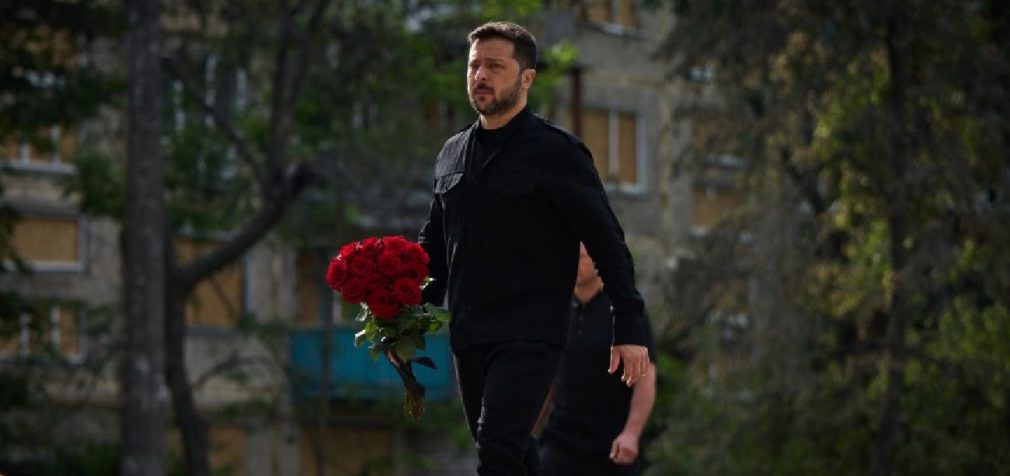 Зеленський вшанував пам’ять загиблих на місці удару по будинку в Києві