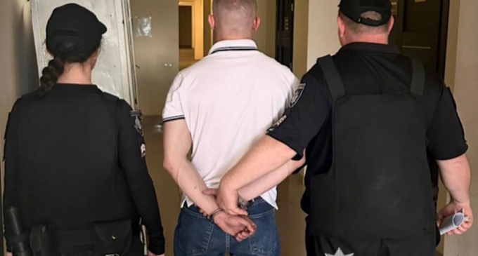 У центрі Дніпра чоловік погрожував гранатою перехожим: деталі