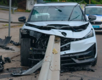 У Дніпрі водій Volkswagen врізався у відбійник та пошкодив три автівки